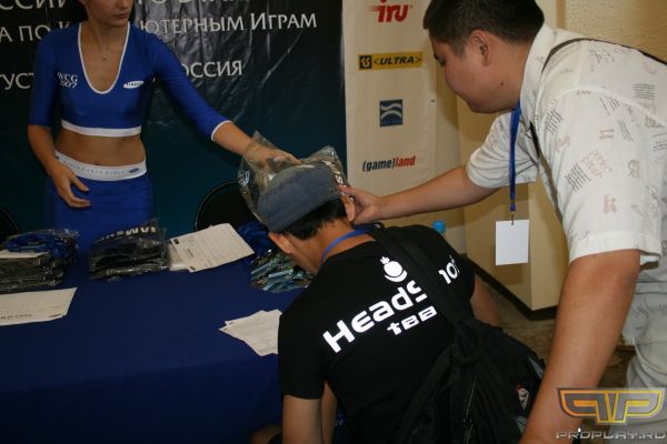 Команда из Якутии, Headshot, заполняет в данный момент регистрационный бланк и получает футболочки